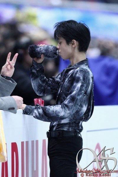 羽生結弦、笑顔全開で密着ハグ 世界中からコメント殺到