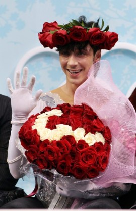 羽生結弦、笑顔全開で密着ハグ 世界中からコメント殺到