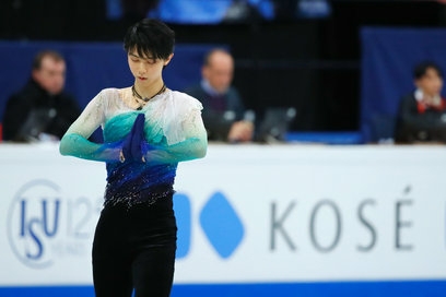 羽生結弦、笑顔全開で密着ハグ 世界中からコメント殺到