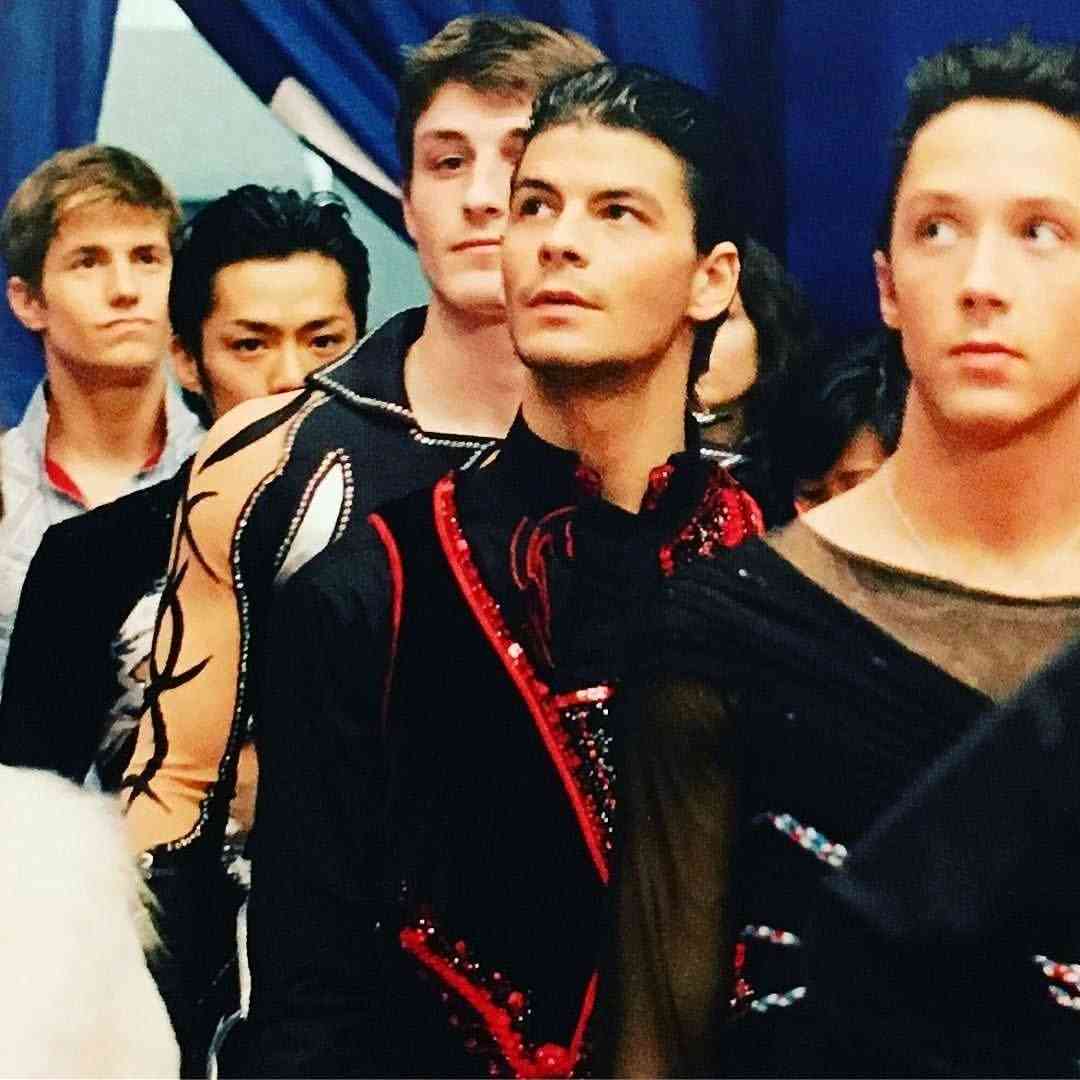 羽生結弦、笑顔全開で密着ハグ 世界中からコメント殺到