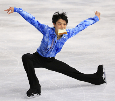 羽生結弦、笑顔全開で密着ハグ 世界中からコメント殺到