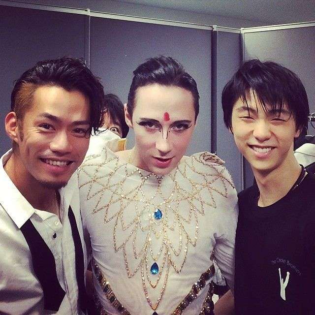 羽生結弦、笑顔全開で密着ハグ 世界中からコメント殺到