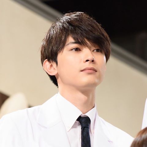 吉沢亮が好きな人〜!