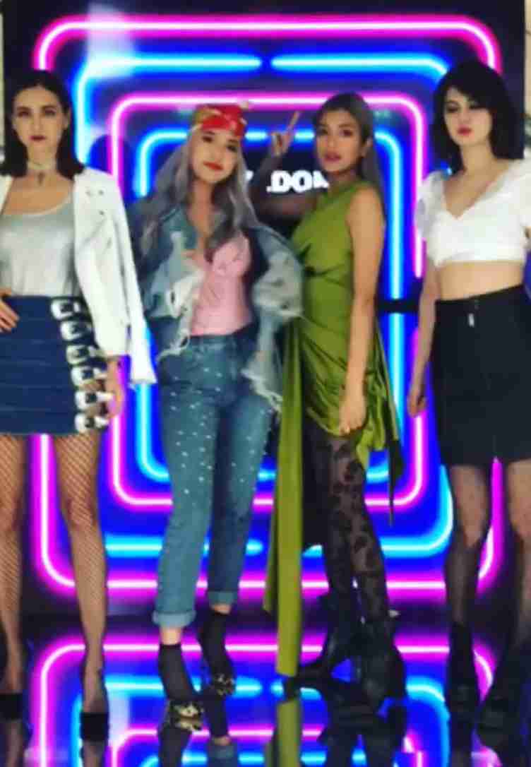 ローラ、圧巻スタイルあらわな水着姿 絶賛続々