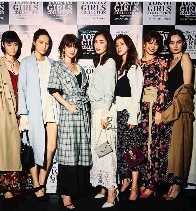 ローラ、圧巻スタイルあらわな水着姿 絶賛続々