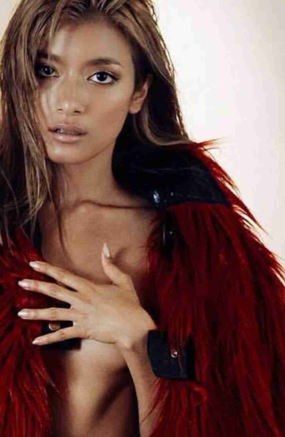 ローラ、圧巻スタイルあらわな水着姿 絶賛続々