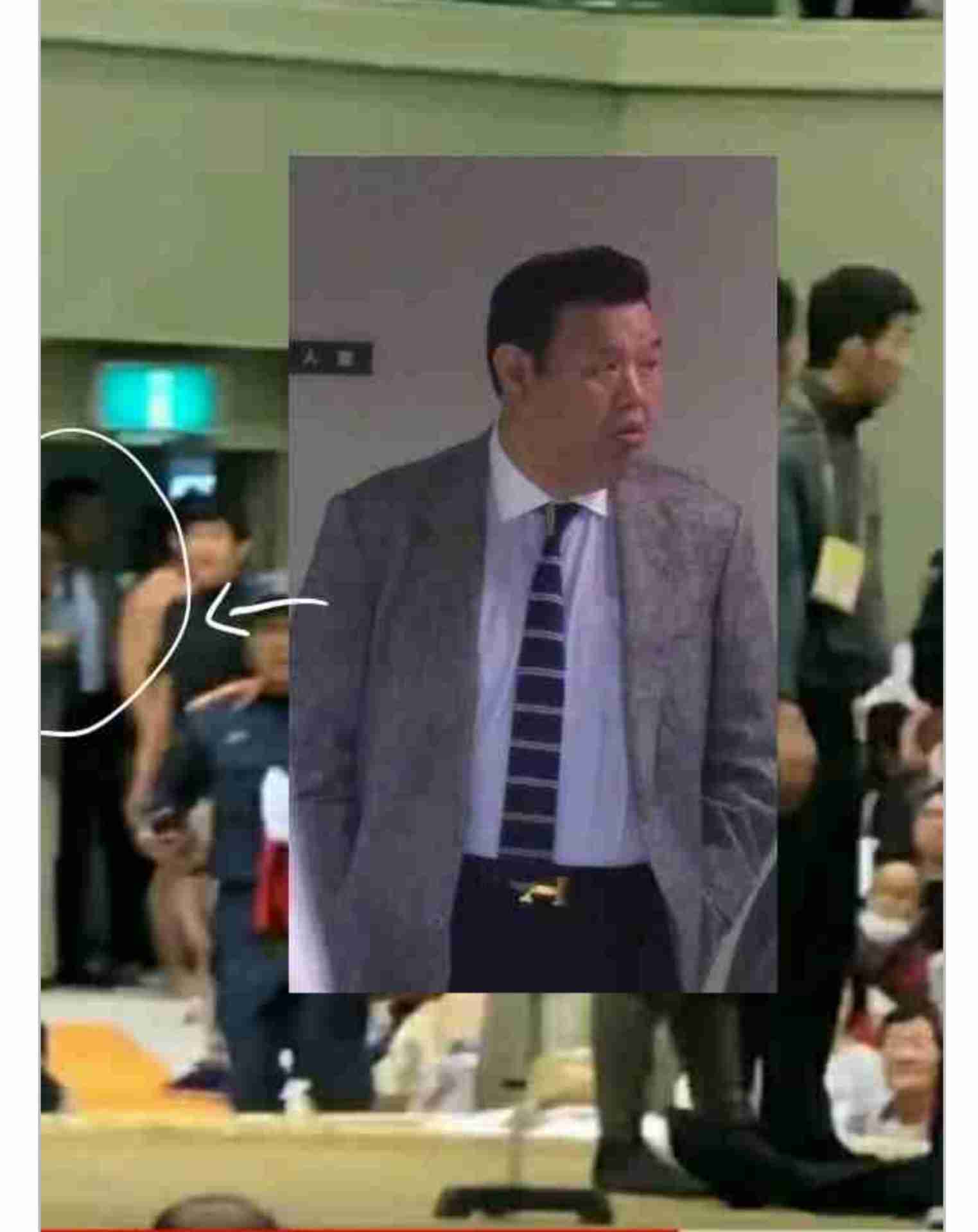 舞鶴市長を助けようとした女性が降りた後、土俵に大量の塩がまかれる。観客ら目撃