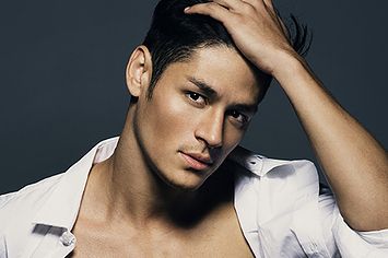 【海外限定】白いシャツを着た俳優を貼るトピ