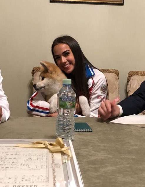 ザギトワが秋田犬マサルと念願の対面 安倍首相と昭恵夫人も立ち会う
