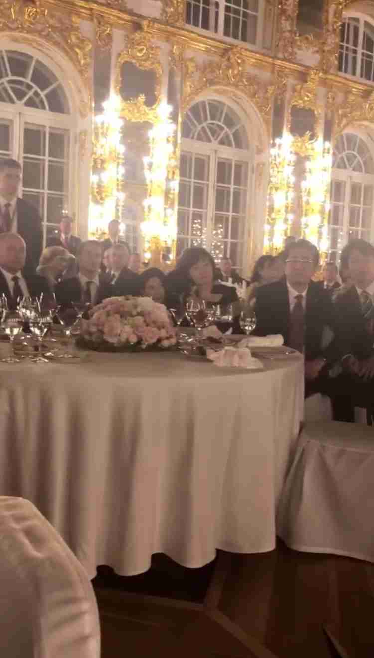 ザギトワが秋田犬マサルと念願の対面 安倍首相と昭恵夫人も立ち会う