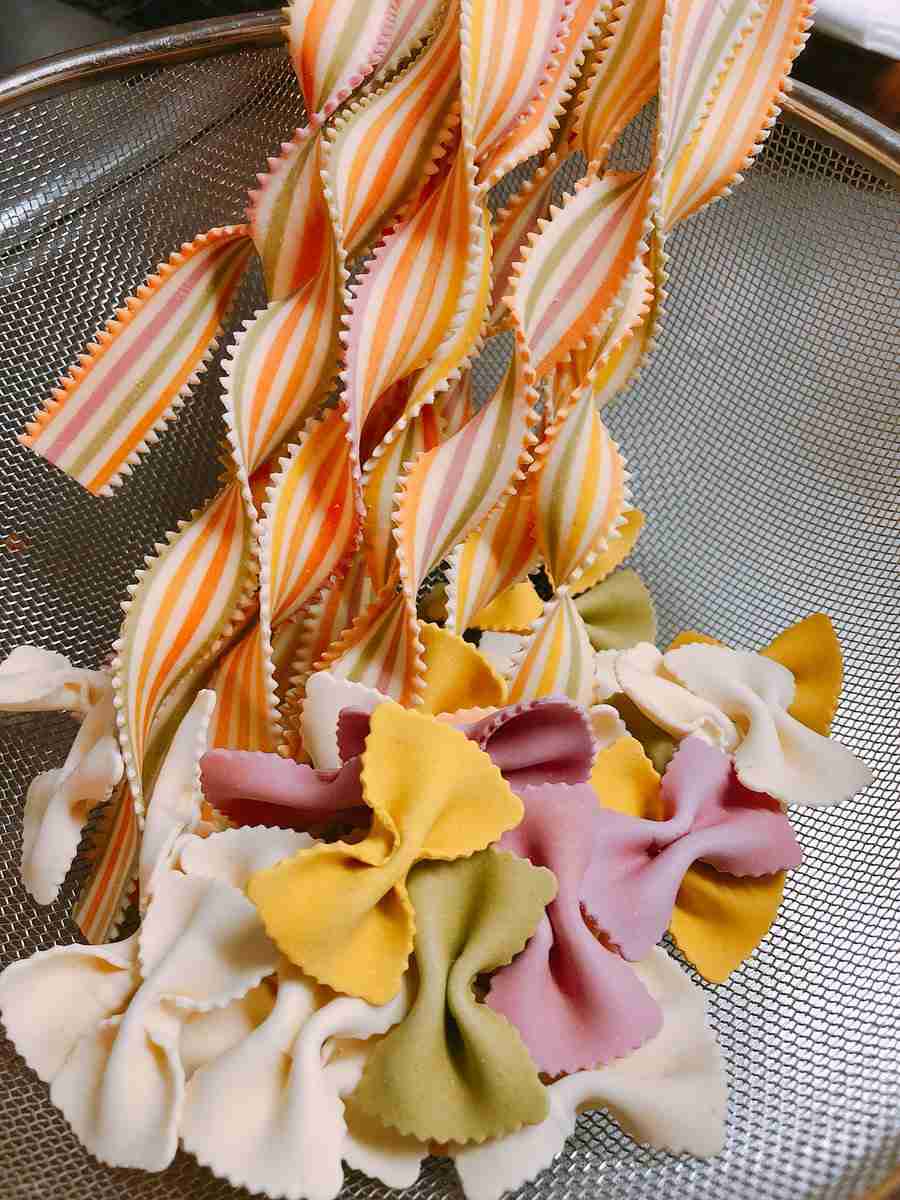 いろいろな形のパスタが集まるトピ