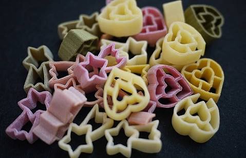いろいろな形のパスタが集まるトピ