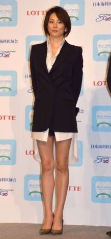 米倉涼子、美背中を大胆に披露