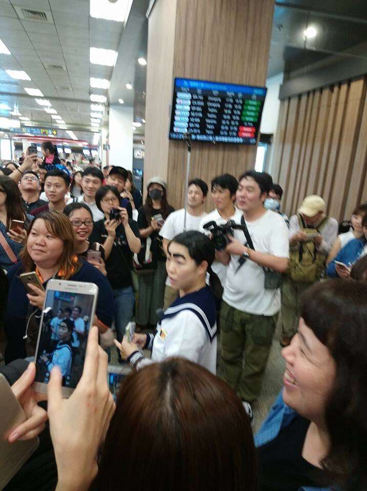 安室奈美恵、台湾到着で空港パニック イモトアヤコの姿も!…現地ファンに交じり