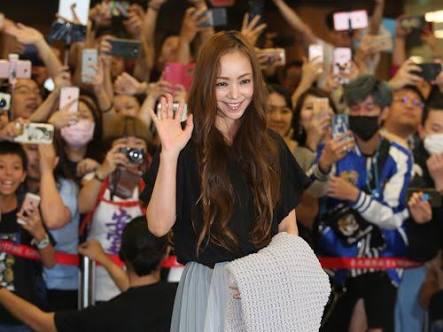 安室奈美恵、台湾到着で空港パニック イモトアヤコの姿も!…現地ファンに交じり