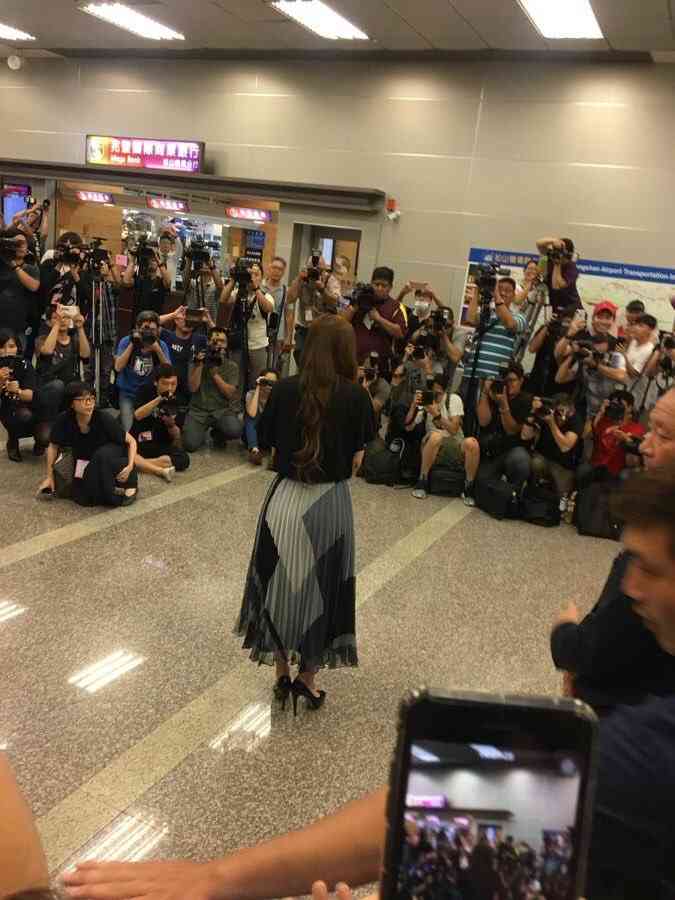 安室奈美恵、台湾到着で空港パニック イモトアヤコの姿も!…現地ファンに交じり