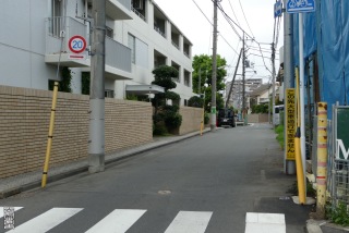 歩行中、駐車違反の車に接触してケガ…警察に「運転手の過失はない」と言われ不満