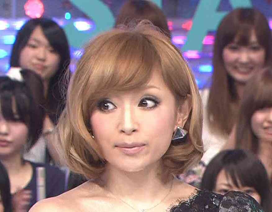 浜崎あゆみ、「可愛すぎる」珍しいメガネ姿の自撮りに絶賛の声が相次ぐ