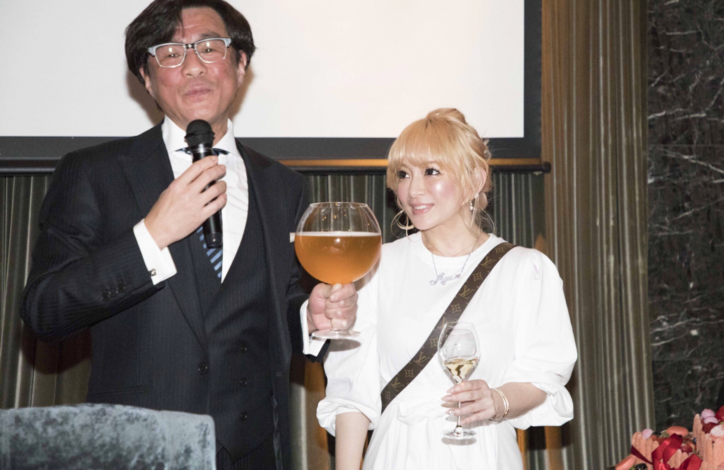 浜崎あゆみ、「可愛すぎる」珍しいメガネ姿の自撮りに絶賛の声が相次ぐ