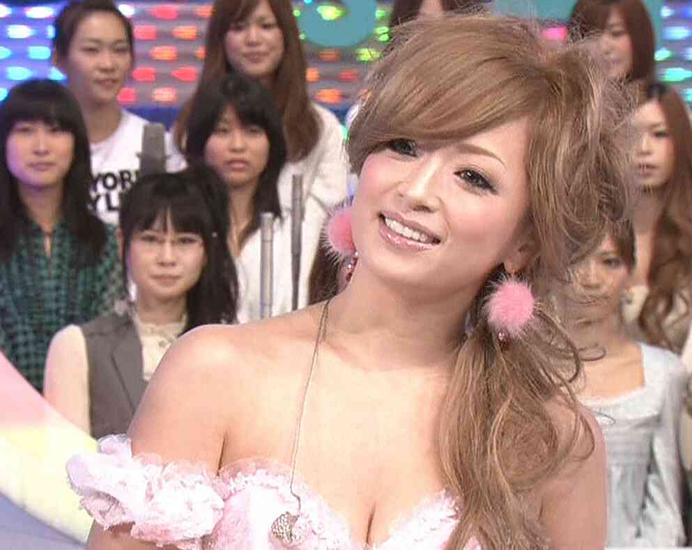 浜崎あゆみ、「可愛すぎる」珍しいメガネ姿の自撮りに絶賛の声が相次ぐ