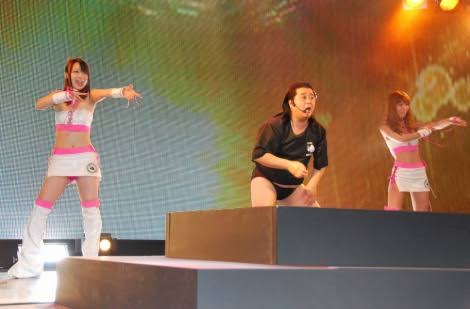 浜崎あゆみ、「可愛すぎる」珍しいメガネ姿の自撮りに絶賛の声が相次ぐ