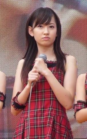 小嶋陽菜、セクシーな水着姿を公開 深く切り込んだ胸元がエロかわいい