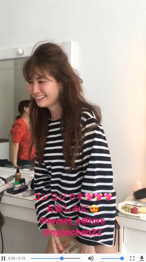 小嶋陽菜、セクシーな水着姿を公開 深く切り込んだ胸元がエロかわいい