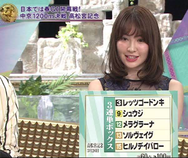 小嶋陽菜、セクシーな水着姿を公開 深く切り込んだ胸元がエロかわいい