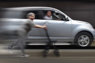 ヒッチハイクしてるみたいな画像を貼るトピ