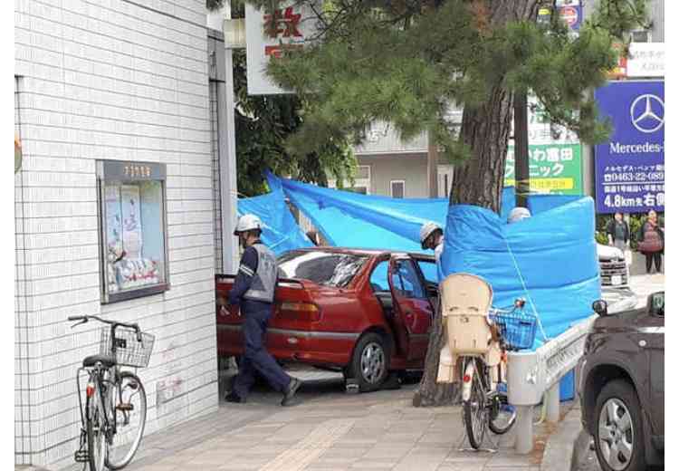 乗用車が歩行者6人はね1人死亡 90歳運転か 茅ケ崎