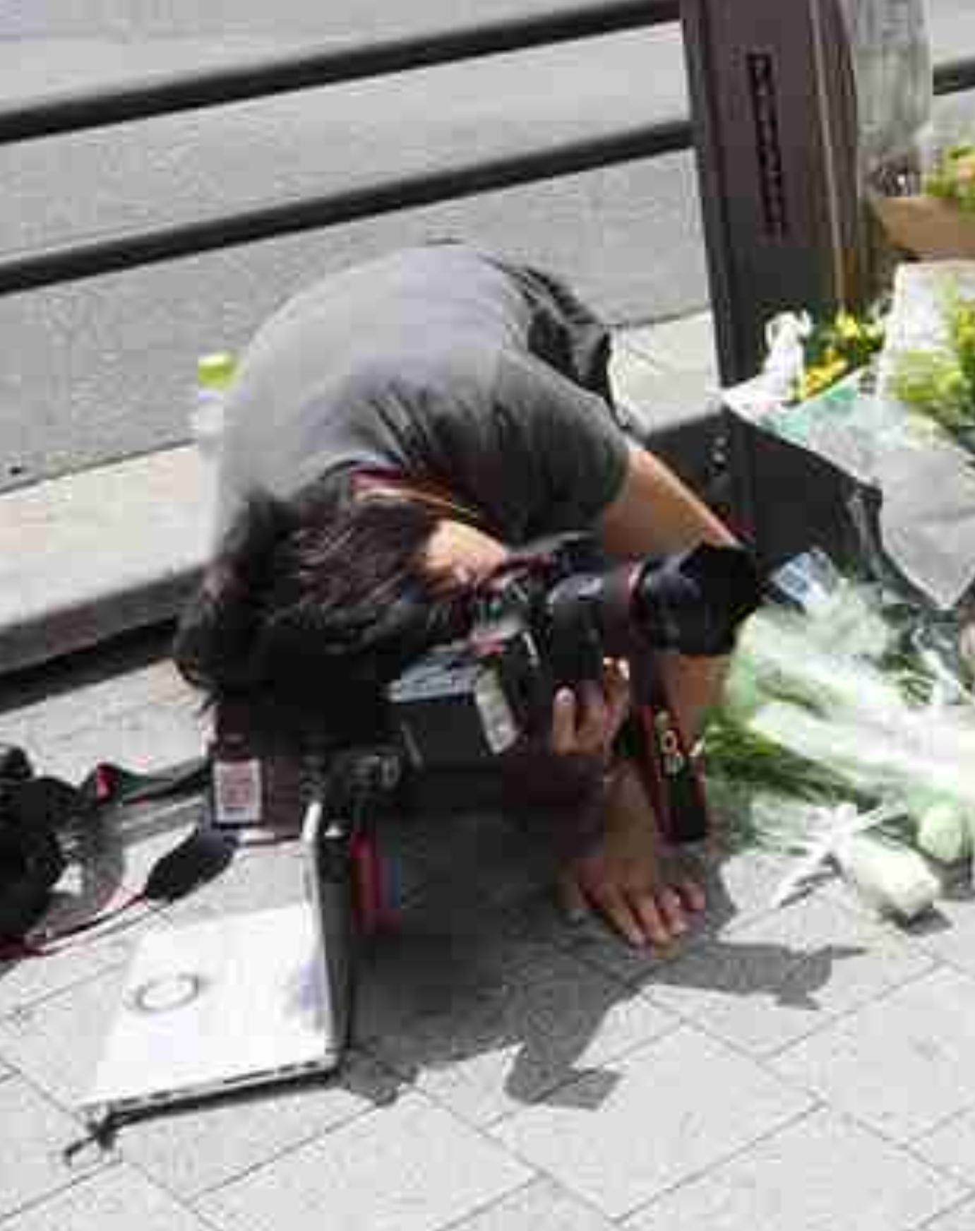 秋葉原の献花台前にマスコミ座り込み批難殺到 堂々と写真撮影する姿も
