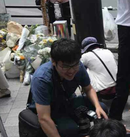 秋葉原の献花台前にマスコミ座り込み批難殺到 堂々と写真撮影する姿も