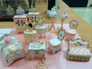 ミニチュアの家具を貼るトピ♪