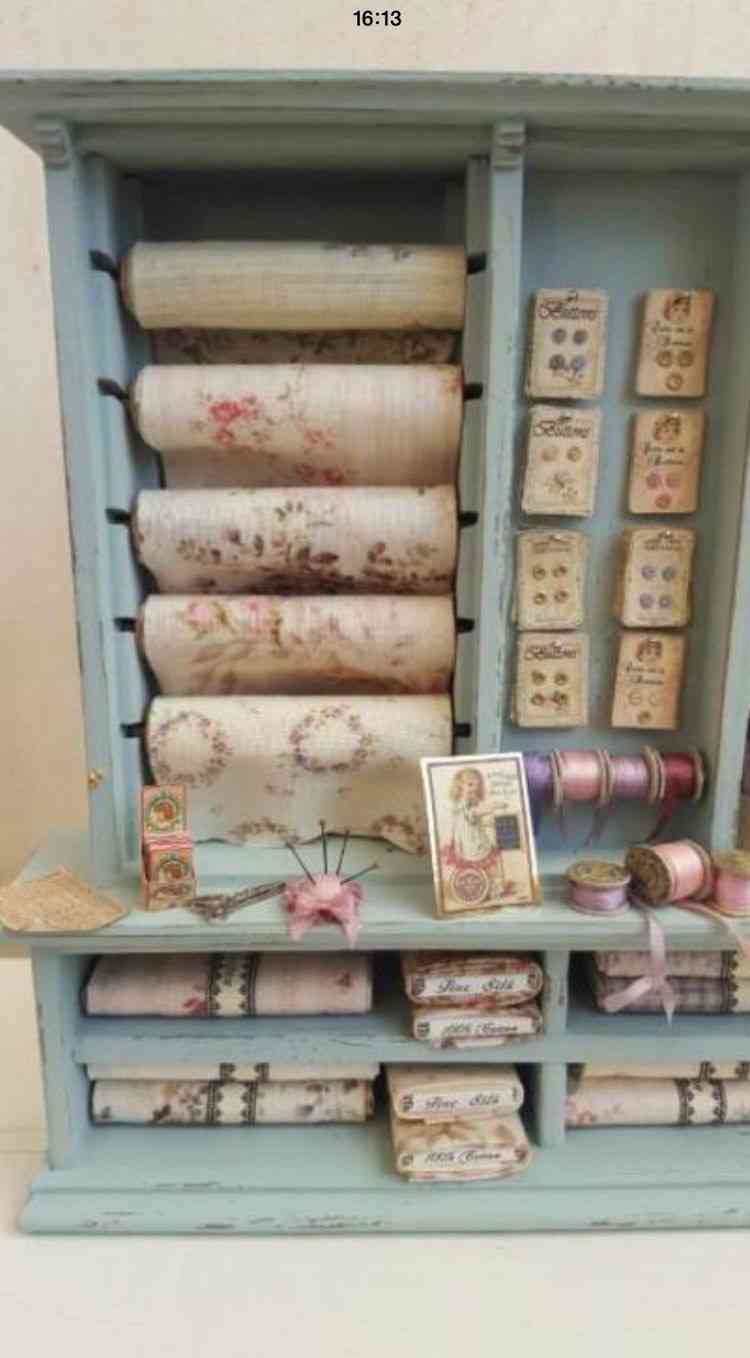 ミニチュアの家具を貼るトピ♪