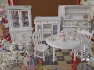 ミニチュアの家具を貼るトピ♪