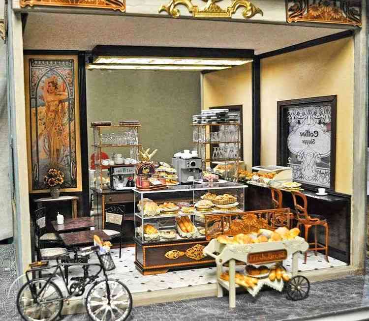 ミニチュアの家具を貼るトピ♪