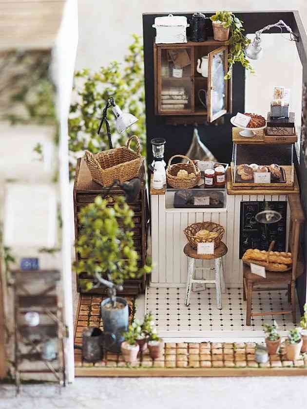 ミニチュアの家具を貼るトピ♪