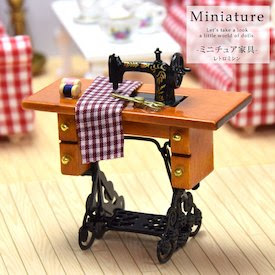 ミニチュアの家具を貼るトピ♪