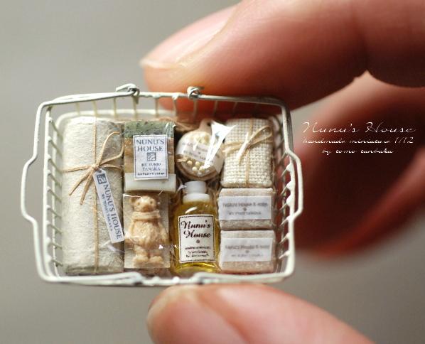 ミニチュアの家具を貼るトピ♪