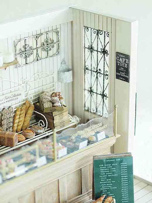 ミニチュアの家具を貼るトピ♪