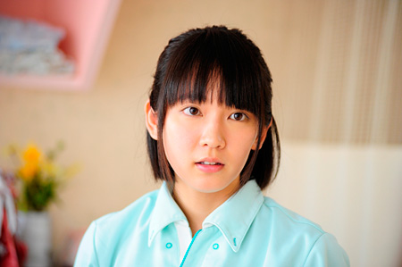 吉岡里帆、潤んだ瞳の横顔ショットにファン釘付け「吸い込まれそうな瞳」「ドキッとした」