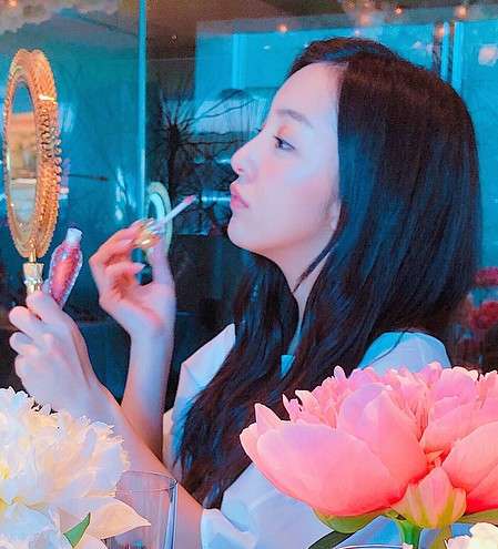 板野友美、すっぴん＆胸元あらわなナチュラルショットに反響
