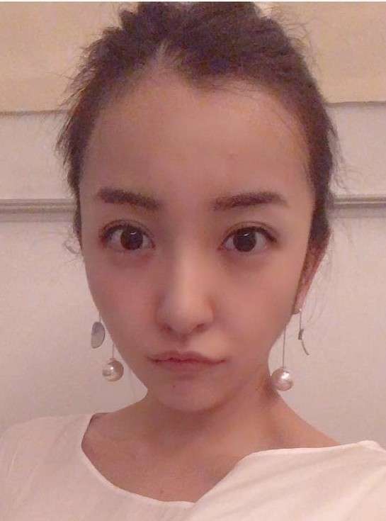 板野友美、すっぴん＆胸元あらわなナチュラルショットに反響