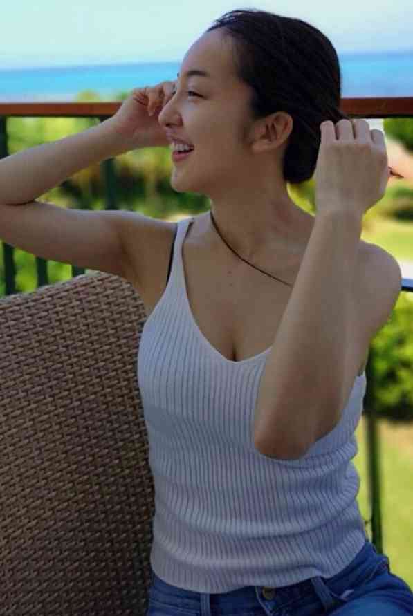 板野友美、すっぴん＆胸元あらわなナチュラルショットに反響