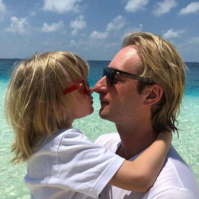 羽生結弦、サーシャ君との“天使すぎる1枚”が2万超反響　「破壊的可愛さ」の声も