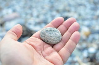 男性から初めて貰ったプレゼントは？