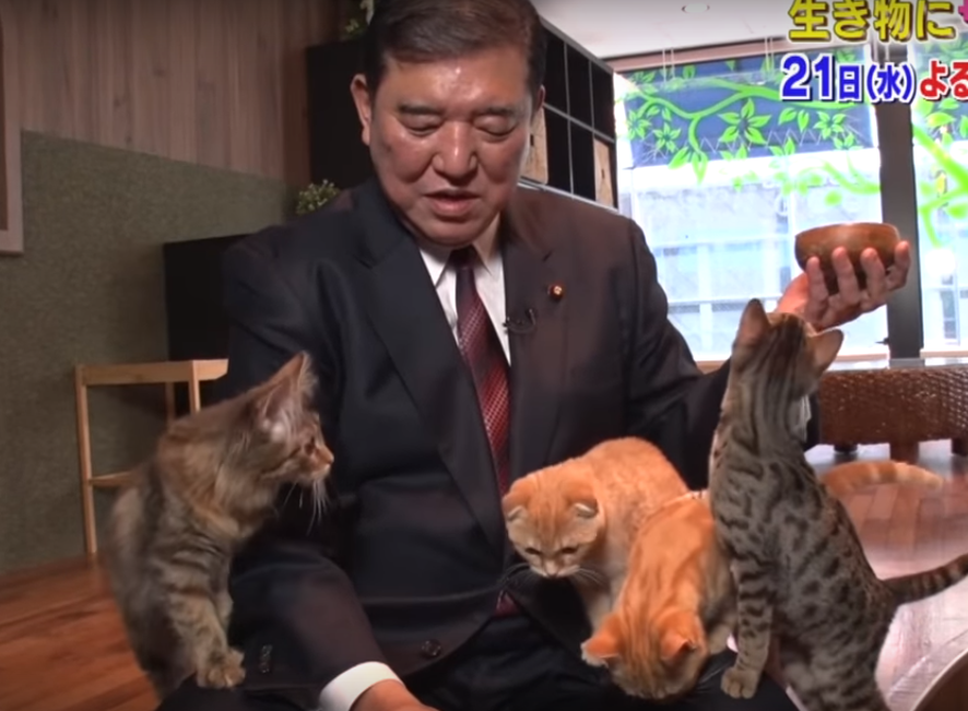 石破茂氏がアップした「ネコ写真」の波紋 「ありえない抱き方だ」との指摘も