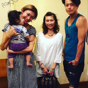 小栗旬、娘とデレデレ手つなぎ幼稚園お迎えショット