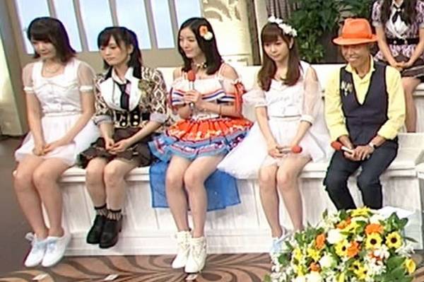 NMB48山本彩、ミニスカートで色白美脚披露「スタイル良い」と絶賛の声