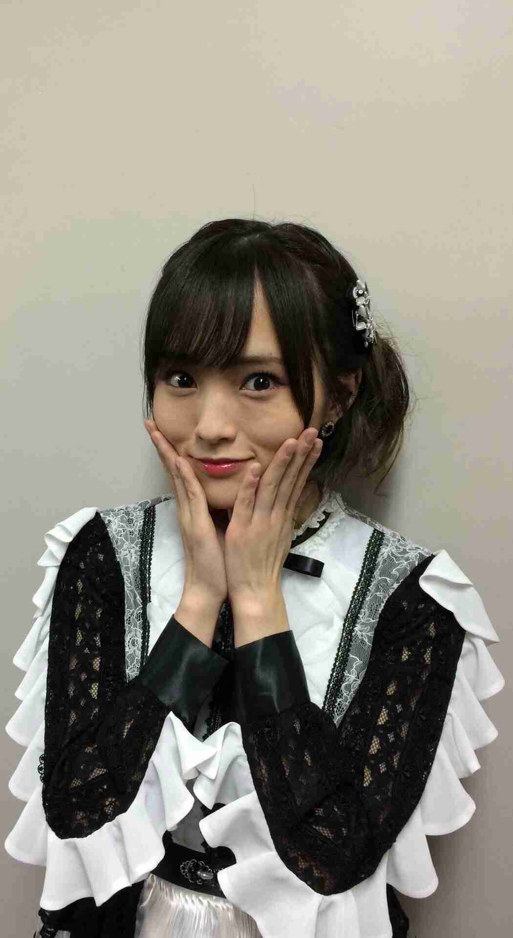 NMB48山本彩、ミニスカートで色白美脚披露「スタイル良い」と絶賛の声